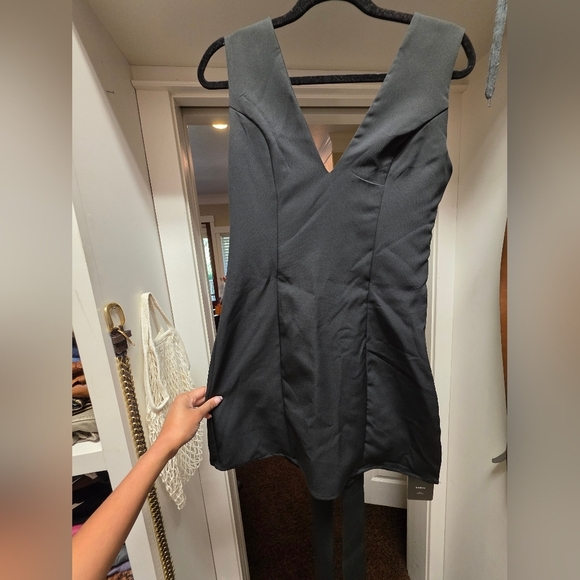 Elegant Black Sleeveless Dress with Bow - Picture 2 of 2